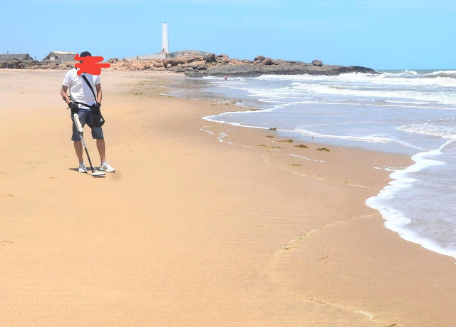 Homem é visto com detector de metais na Praia do Sal